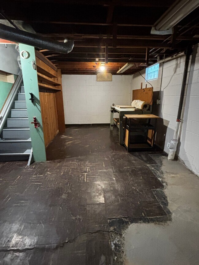 Building Photo - 815 Iona Ave