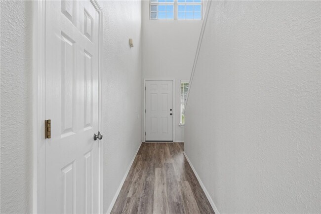 Building Photo - 3402 SW Windrift Ave