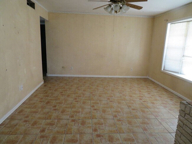 Building Photo - AVAILABLE NOW-Large 3 Bedroom, 2 Bath home for Rent