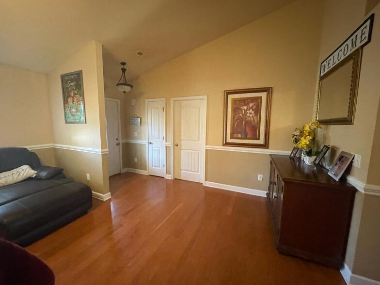 Building Photo - 879 Vandenburg Dr