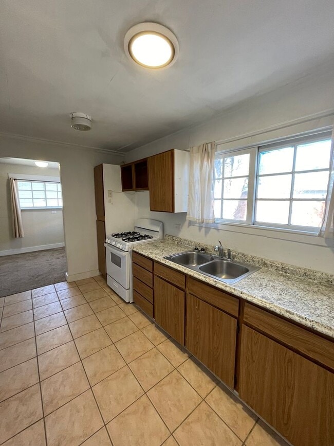 Building Photo - Charming 1B/1B Downtown Paso Robles