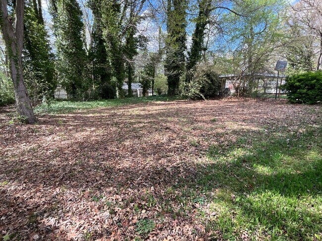 Building Photo - Near High Point University! Three bedroom cottage off University Pkwy in High Point