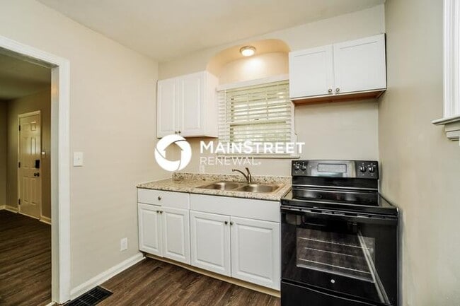 Building Photo - 3 Bedroom Pet-Friendly Home in Columbus, OH with Main Street Renewal