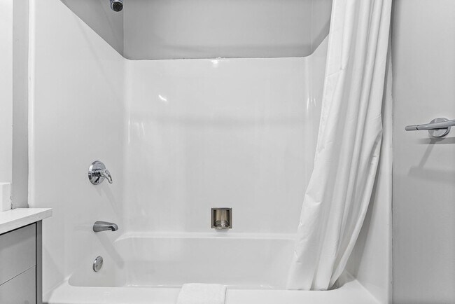 Building Photo - 95 Broadway-SI ID1240304P