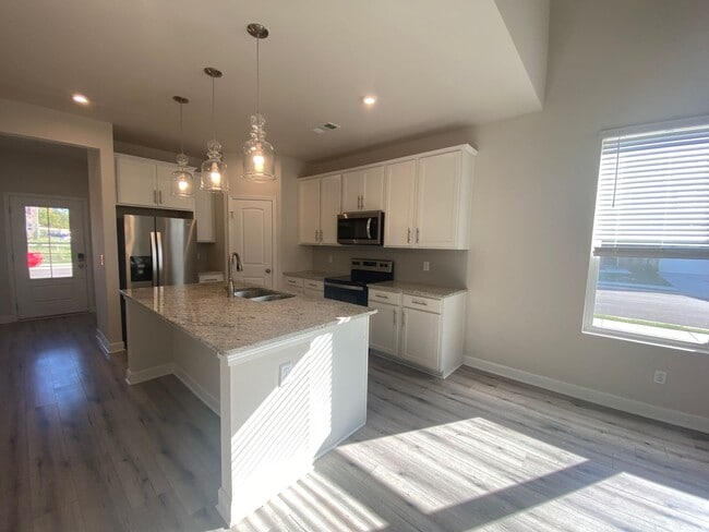 Building Photo - End Unit Townhome in Lebanon / 3 Spacious Bedrooms / Loft Area / 1 Car Garage / Back Patio