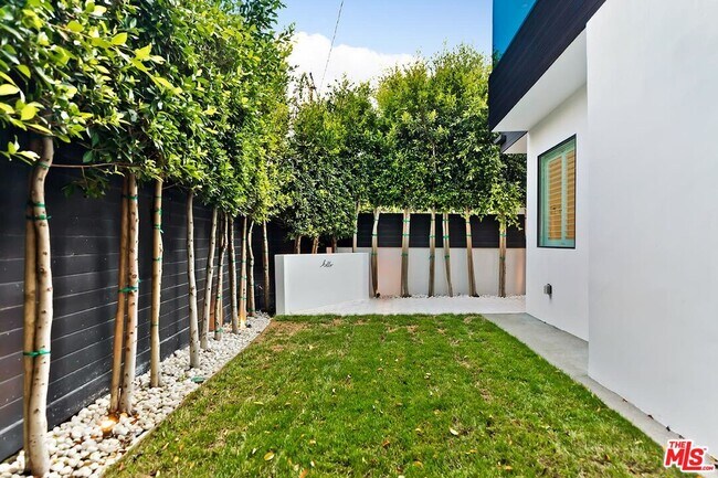 Building Photo - 2164 Sunset Plaza Dr