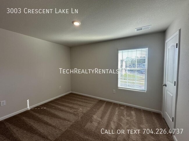 Building Photo - 3003 Cres Lk Ln