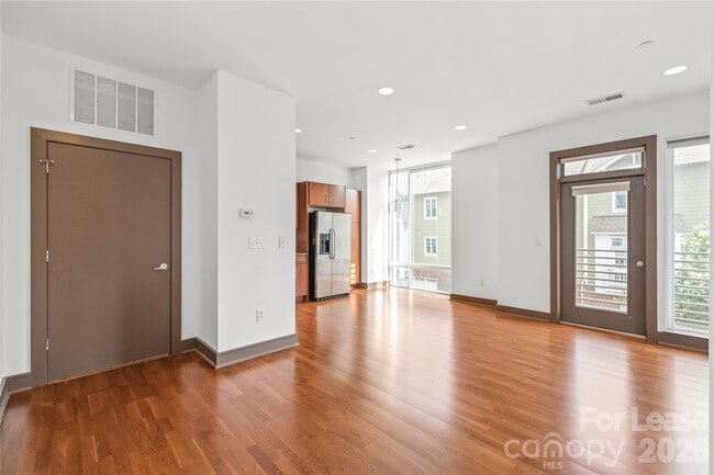 Building Photo - 2200 Lyndhurst Ave