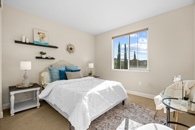 Building Photo - HILLTOP CORNER HOME WITH GORGEOUS VIEWS