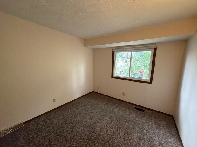 Building Photo - 4620 Grassridge Rd
