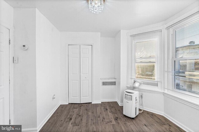 Building Photo - 811 W Schiller St