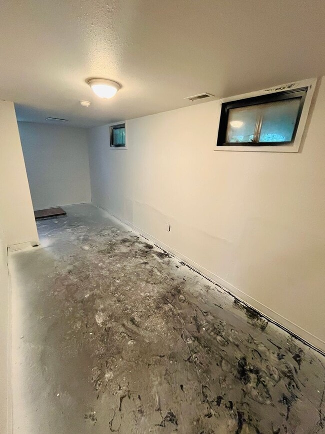 Building Photo - 4 bed, 3 bathroom Home