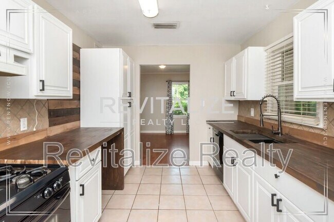 Building Photo - 4053 Sallie Ct
