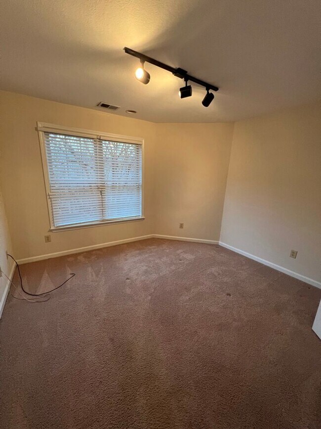 Building Photo - Townhome For Rent In Vestavia Hills!!! Ava...