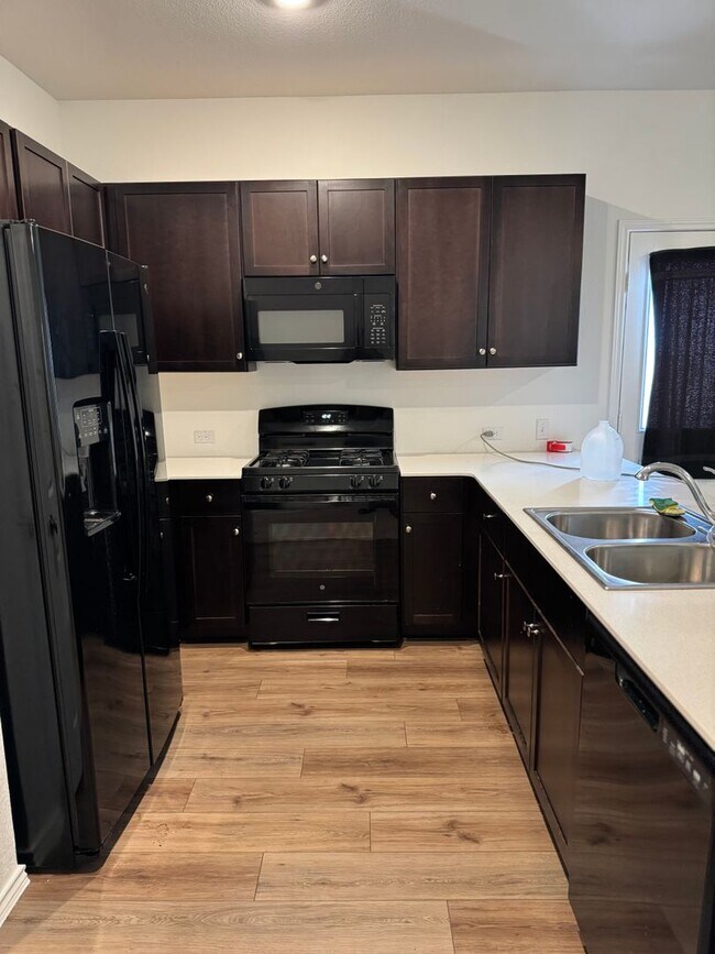 Building Photo - 3 Bed 2 Bath 2 Car Garage Home in Maxwell ...