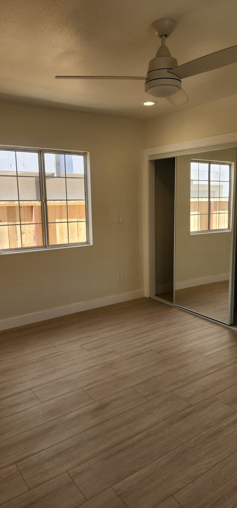 Building Photo - 950 N Kingsley Dr