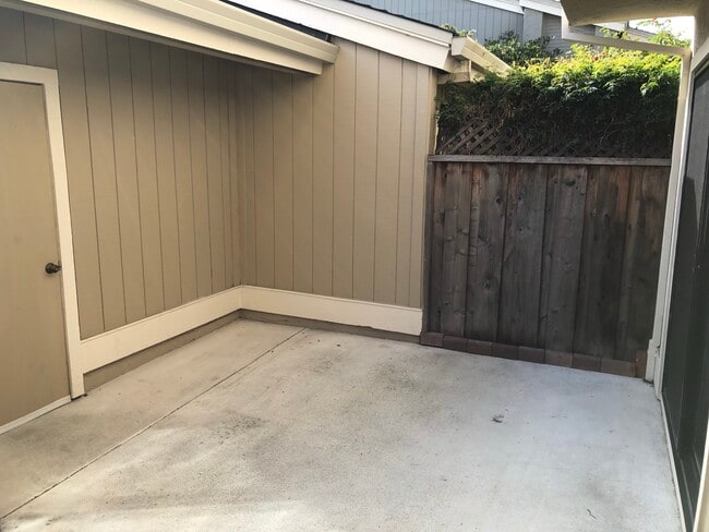 Building Photo - 818 Juno Ln