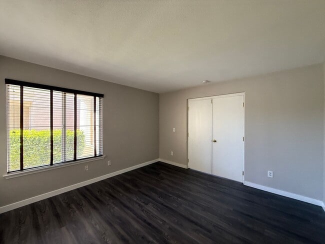 Building Photo - Beautiful River Oaks Large Two Story Home With Three Car Garage