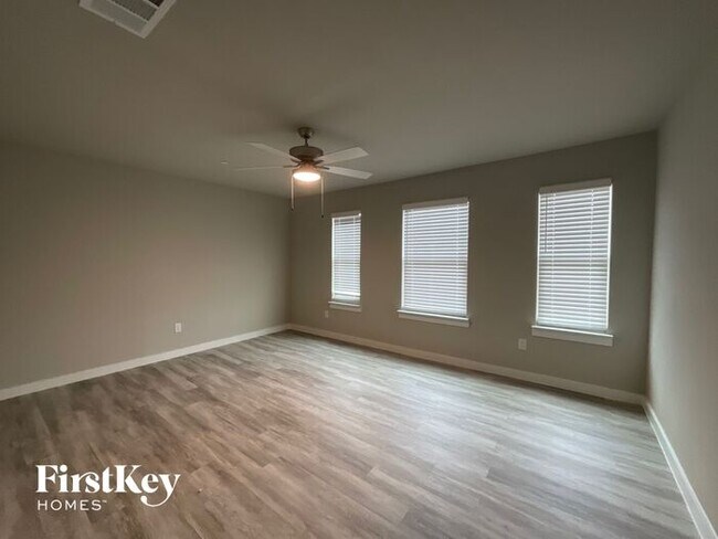 Building Photo - 622 Ava Trl