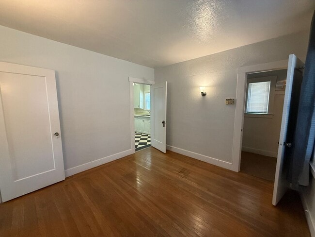 Building Photo - Cozy 2 bed 1 bath available now!