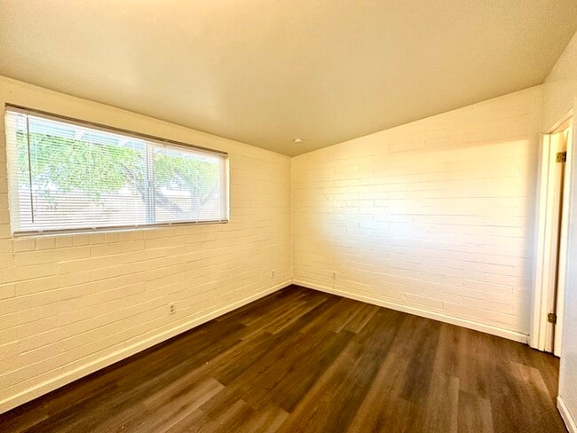 Building Photo - 1 Bedroom Cottage Style with Private Yard ...