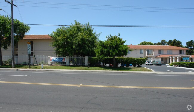 Building Photo - Villa Serena