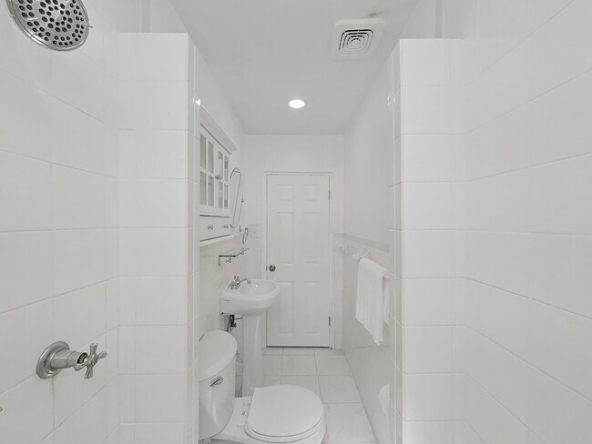 Building Photo - 4610 W Bay Villa Ave