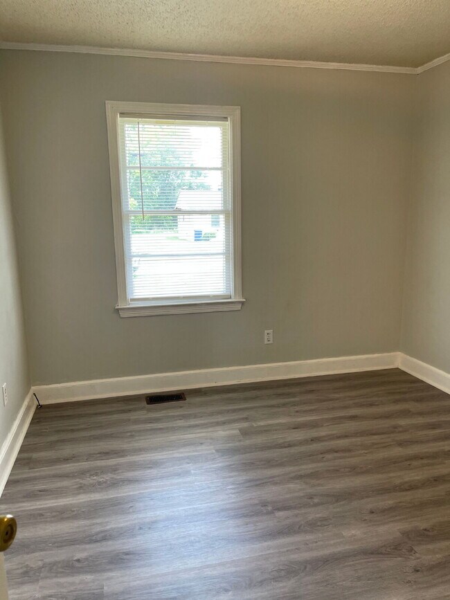 Building Photo - ADORABLE BRICK RANCH IN LAGRANGE *3 BR, 1 BA* NEWLY RENOVATED