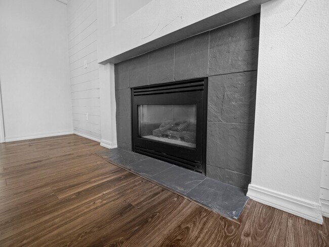 Building Photo - 4bedroom/3bath w/Garage/washer/dryer/fence...