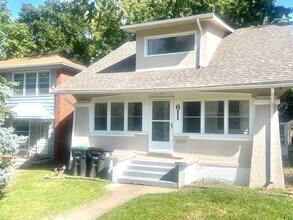Building Photo - Spacious 4-bedroom, 2-bathroom home o
