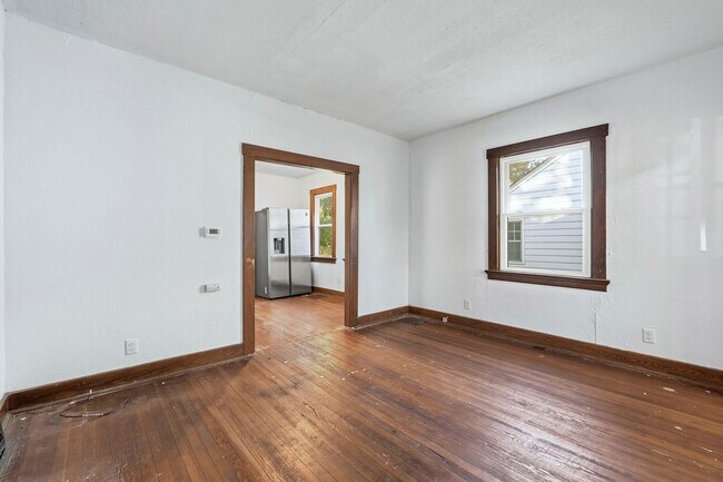 Building Photo - New 2 bedroom house listing!