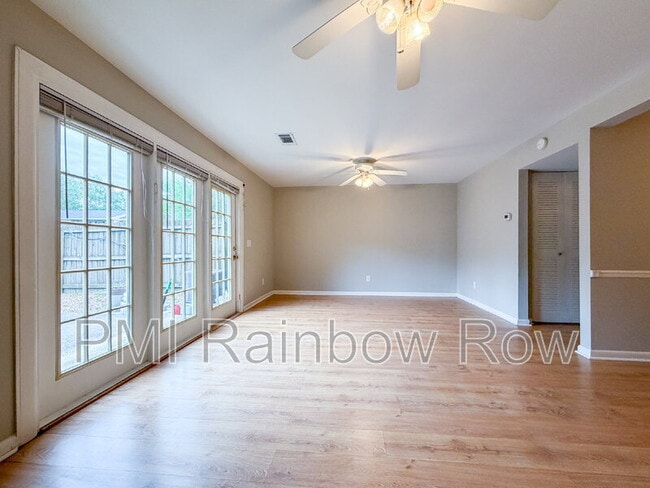 Building Photo - 425 Carriage Ln