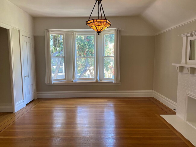 Building Photo - 225 Roosevelt Way