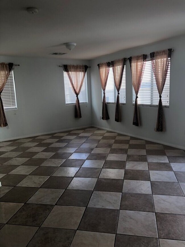 Building Photo - Expansive 3 Bedroom Treat with 2+ Bonus Ro...