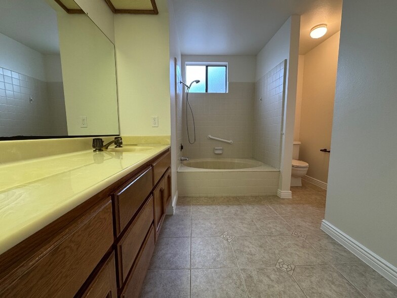 Building Photo - 4035 W 178th St