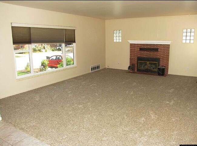 Building Photo - Available Mid-April – Beautiful 3 Bedroom Home on Hunter Lake Drive