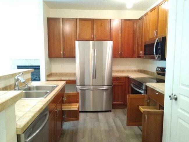 Building Photo - Beautiful and Spacious 3 Bedroom 2 Bath To...