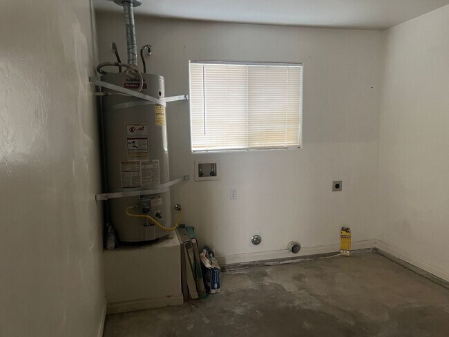 Building Photo - APARTMENT