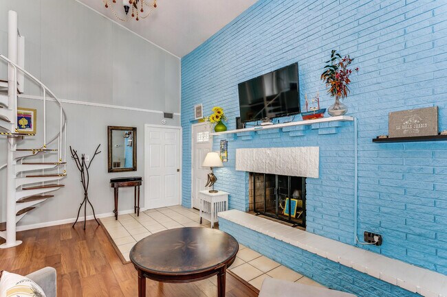 Building Photo - 1402 Via De Luna Dr