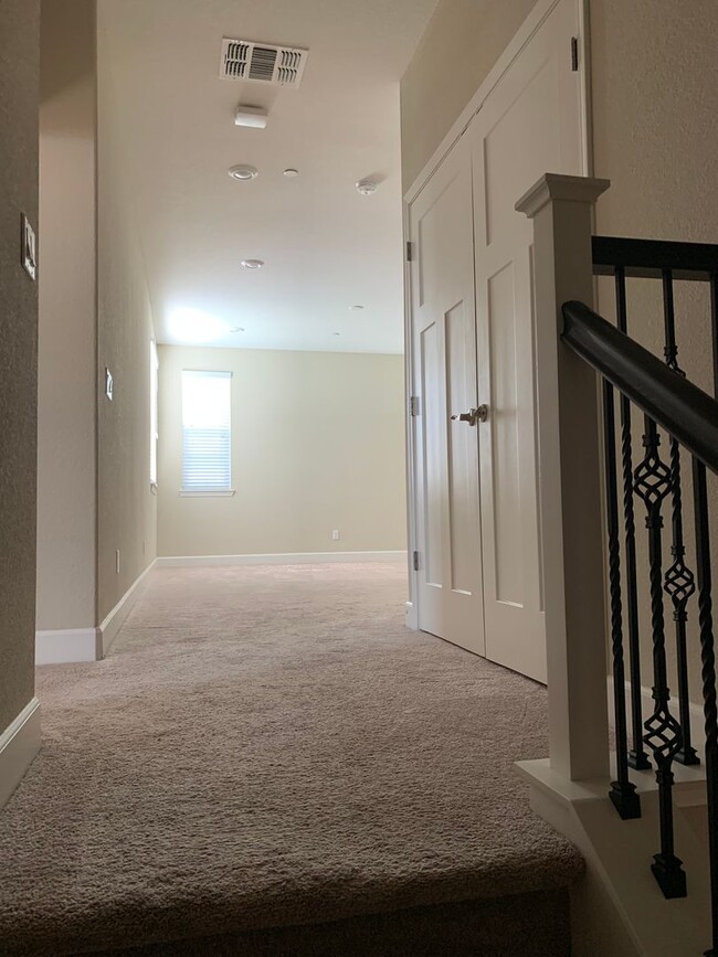Building Photo - Newer "Next Gen" Home in Springlake/Woodla...
