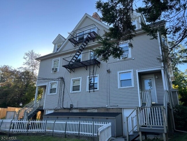 Building Photo - 44 Gates Ave