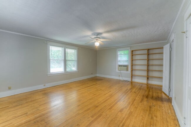 Building Photo - Charming 5BR/2.5BA Brick Bungalow in Vollintine-Evergreen