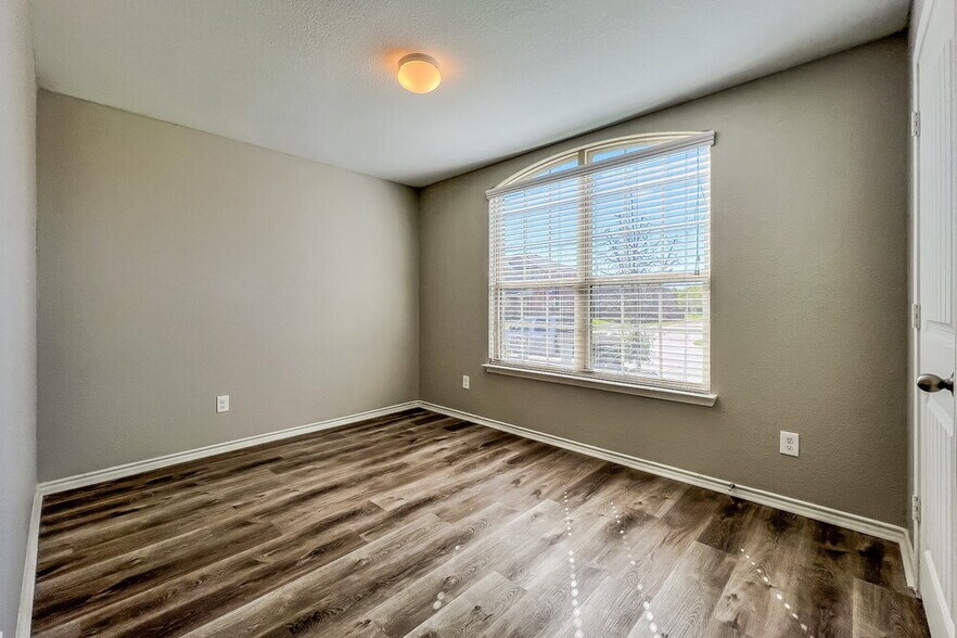 Building Photo - 1021 Decker Dr