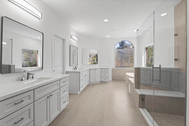 Building Photo - 15456 Pin Oak Dr