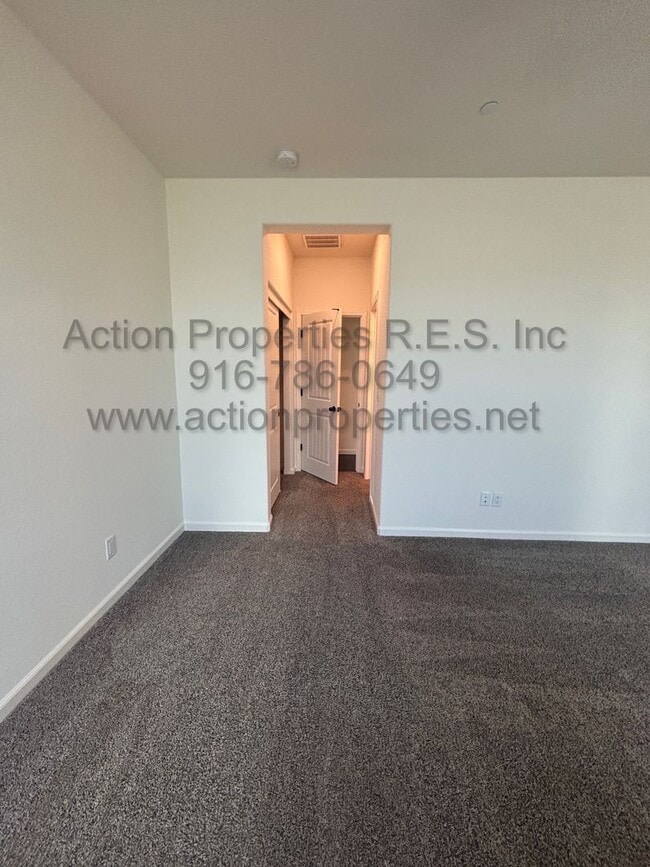Building Photo - Solar - Whitney Ranch Newer Single Story, ...