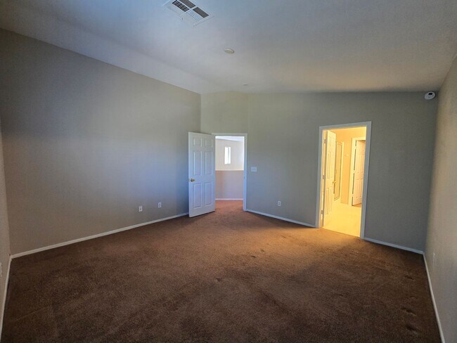 Building Photo - Terrific 3 bed + Loft 2 Car Need Space? Th...