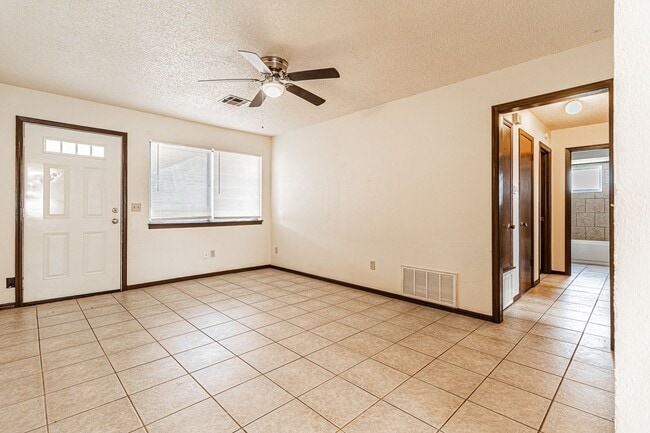 Building Photo - 3 Bed 1.5 Bath in Del City!