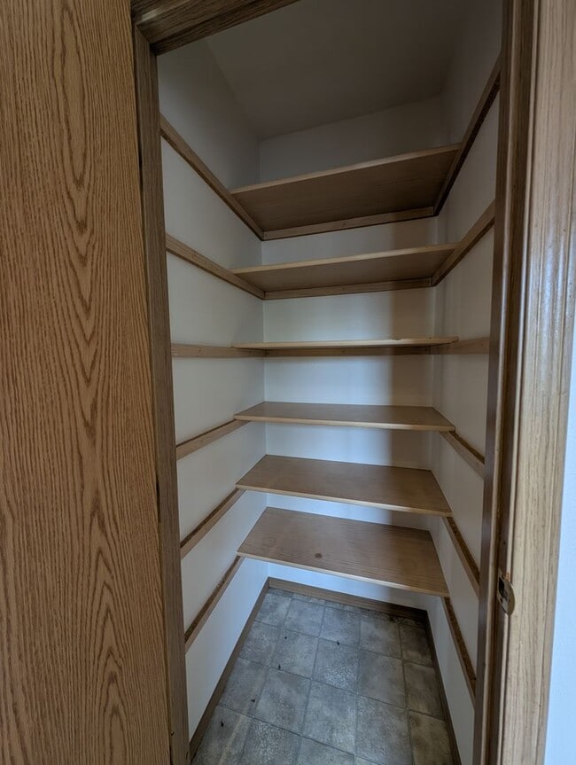 Building Photo - Centrally Located 3 Bedroom Triplex Unit Avail. for Rent - W/S/G paid with rent