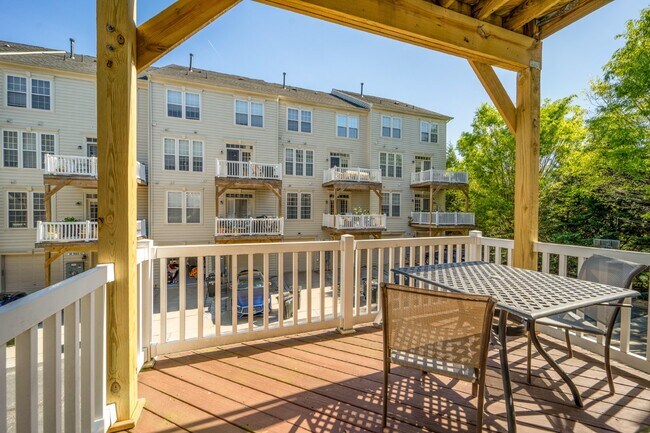 Building Photo - Bright and Modern Home with Prime Commuter...