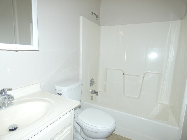 Building Photo - Beautiful Duplex in Gladstone, MO!